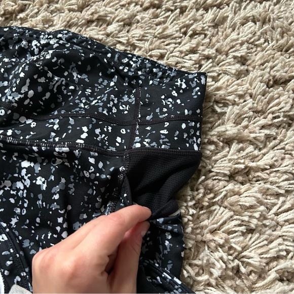 🩷ATHLETA MESH CAPRI PEBBLE BE FREE KICKER BLACK WHITE LEGGINGS SIZE MEDIUM - Picture 6 of 11